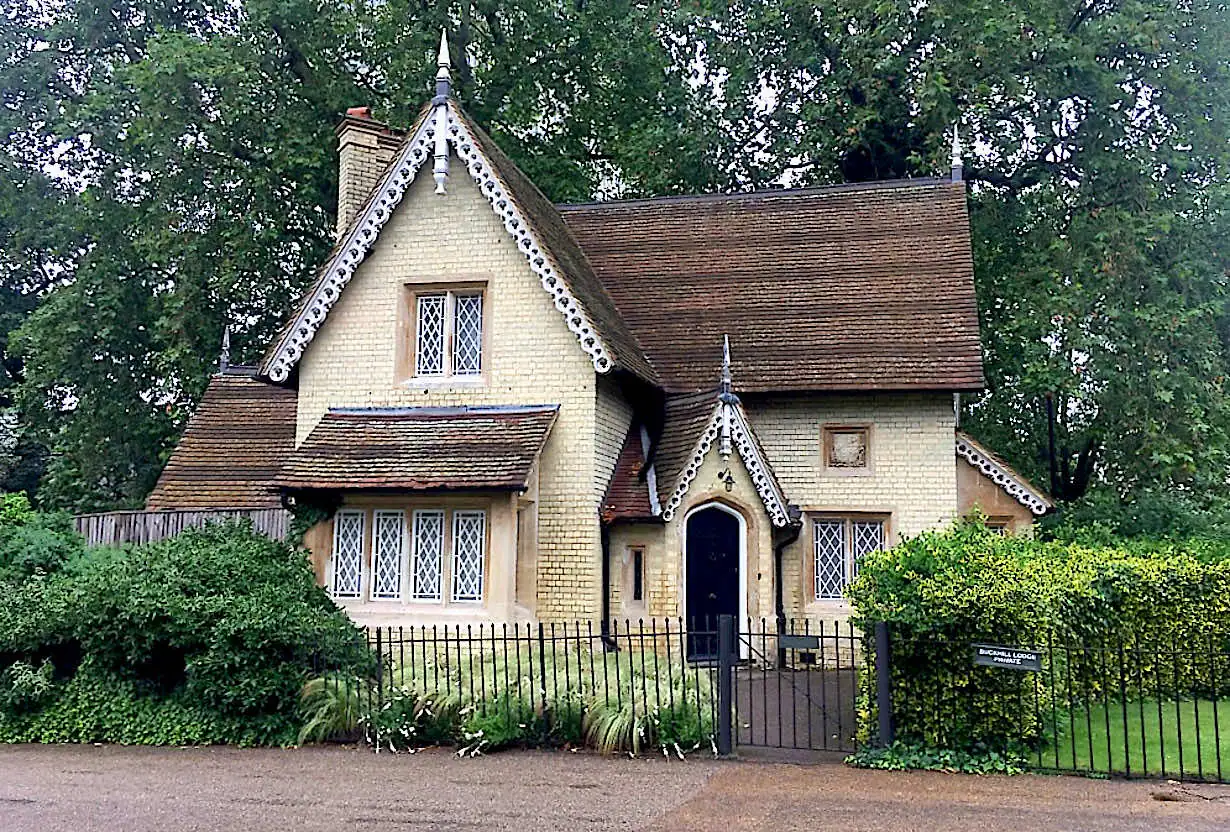 Buck House by the northern edge of Hyde Park