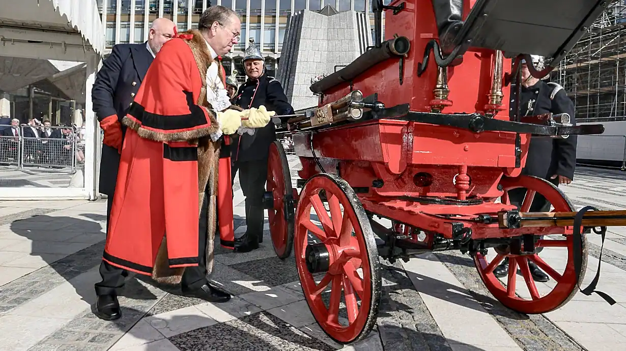 Historic cart marking ceremony in Guildhall Yard