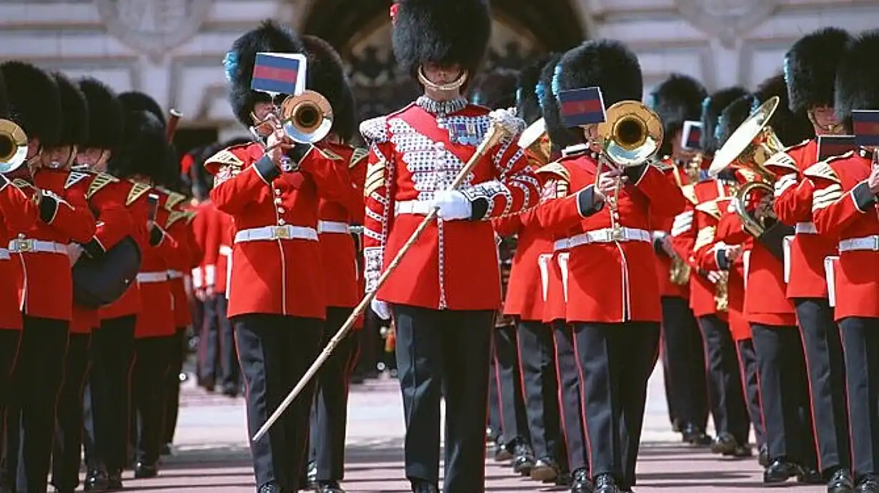 Guided Tour: Changing the Guard at Buckingham Palace