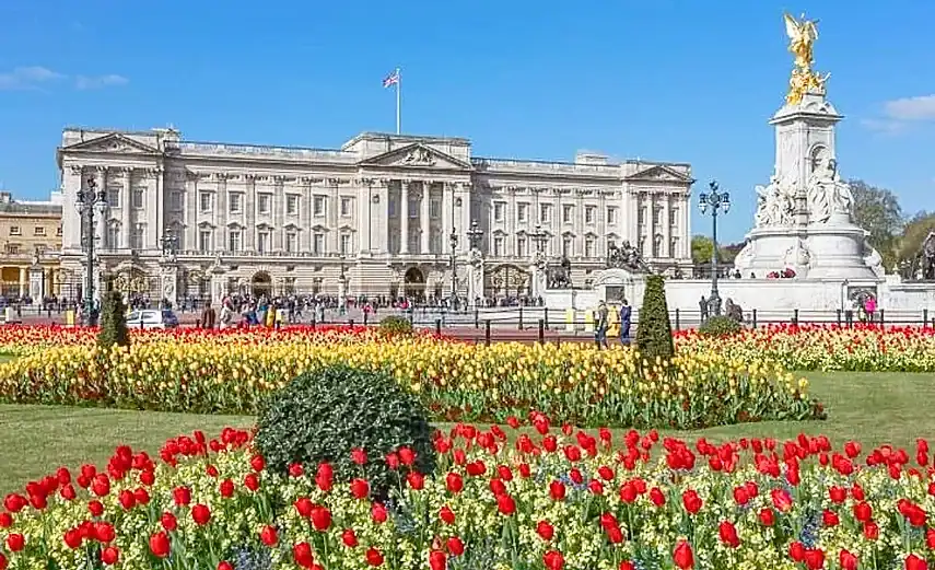 Photo stop outside Buckingham Palace