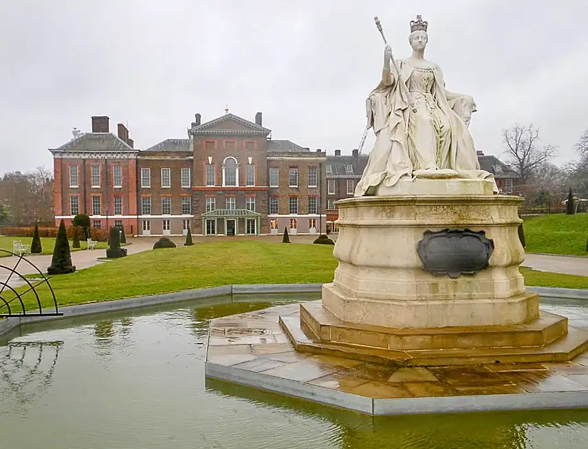 Queen Victoria statue in front of Kensington Palace