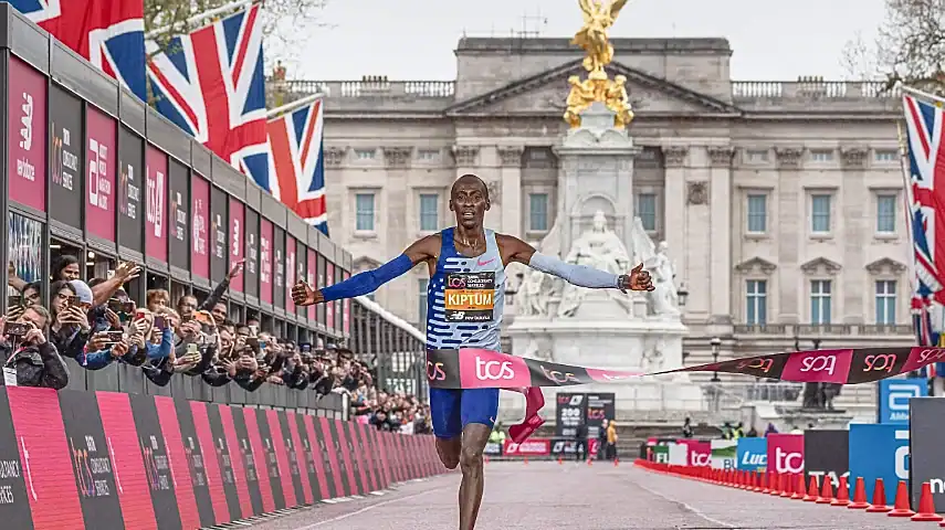 Kelvin Kiptum crossing the finishing line