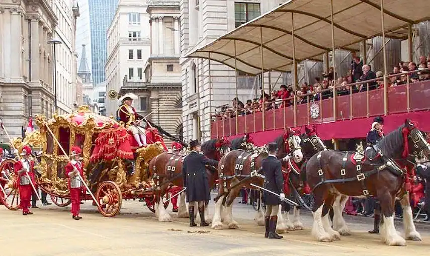 The gold coach arriving outside Mansion House