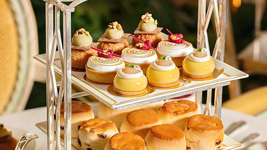 Cakes and pastries on the Guéridon cake trolley