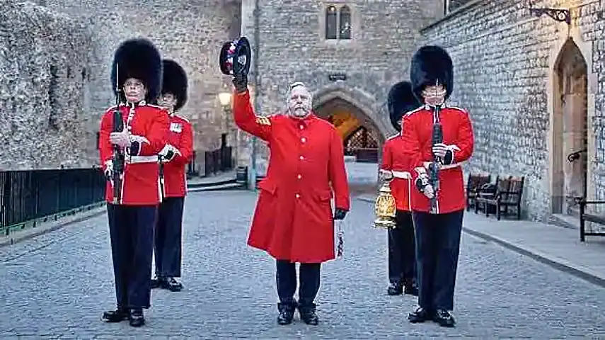 Yeoman Warder accompanied by four Foot Guards